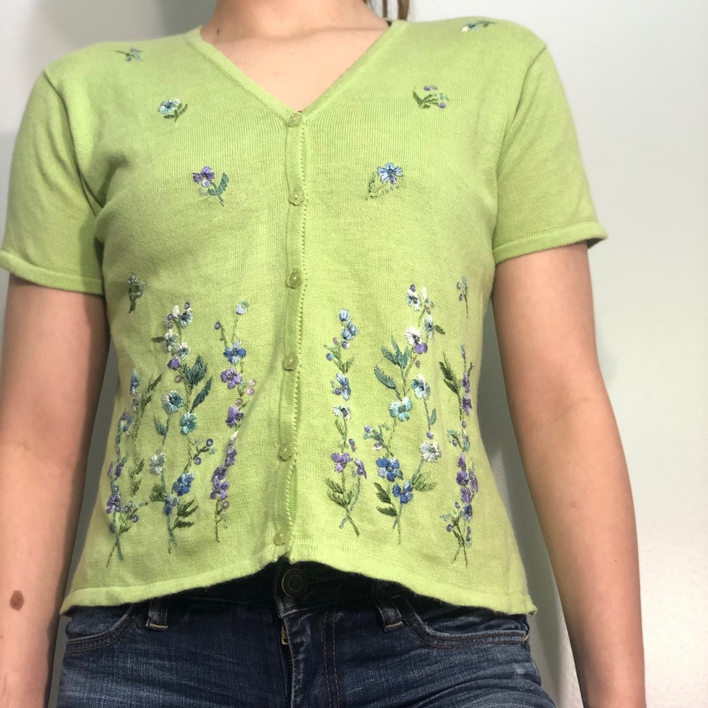 GREEN FLOWER EMBROIDERED BUTTON UP